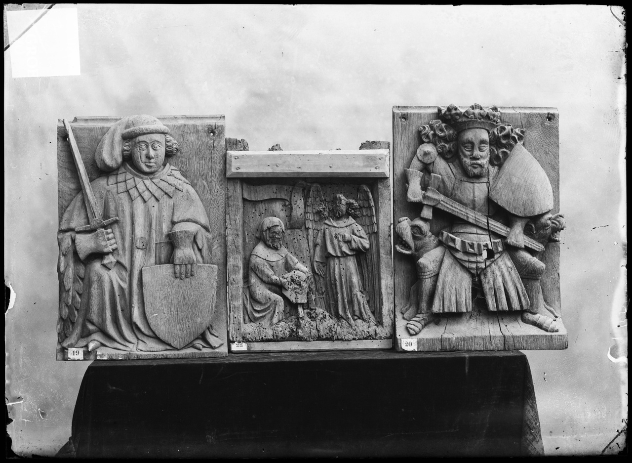 Glasnegatief van foto van producten uit de Cuypers' Kunstwerkplaatsen: "Foto van drie houten panelen met afbeeldingen van ridders en koningen".