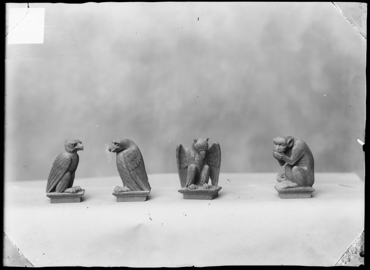 Glasnegatief van foto van producten uit de Cuypers' Kunstwerkplaatsen: "Foto van vier beeldjes van (fabel)dieren ".