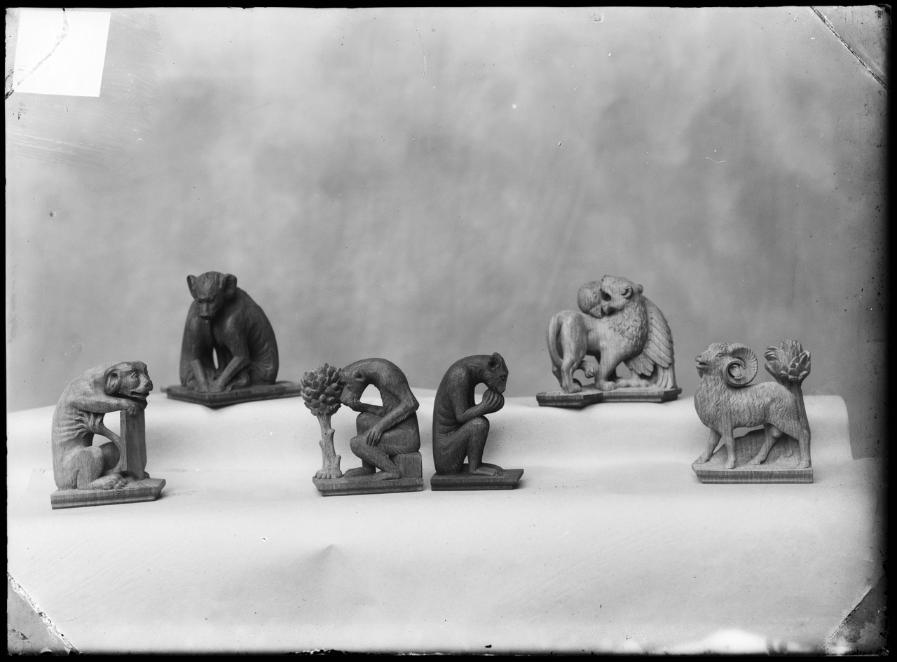 Glasnegatief van foto van producten uit de Cuypers' Kunstwerkplaatsen: "Foto van zes beeldjes van (fabel)dieren".
