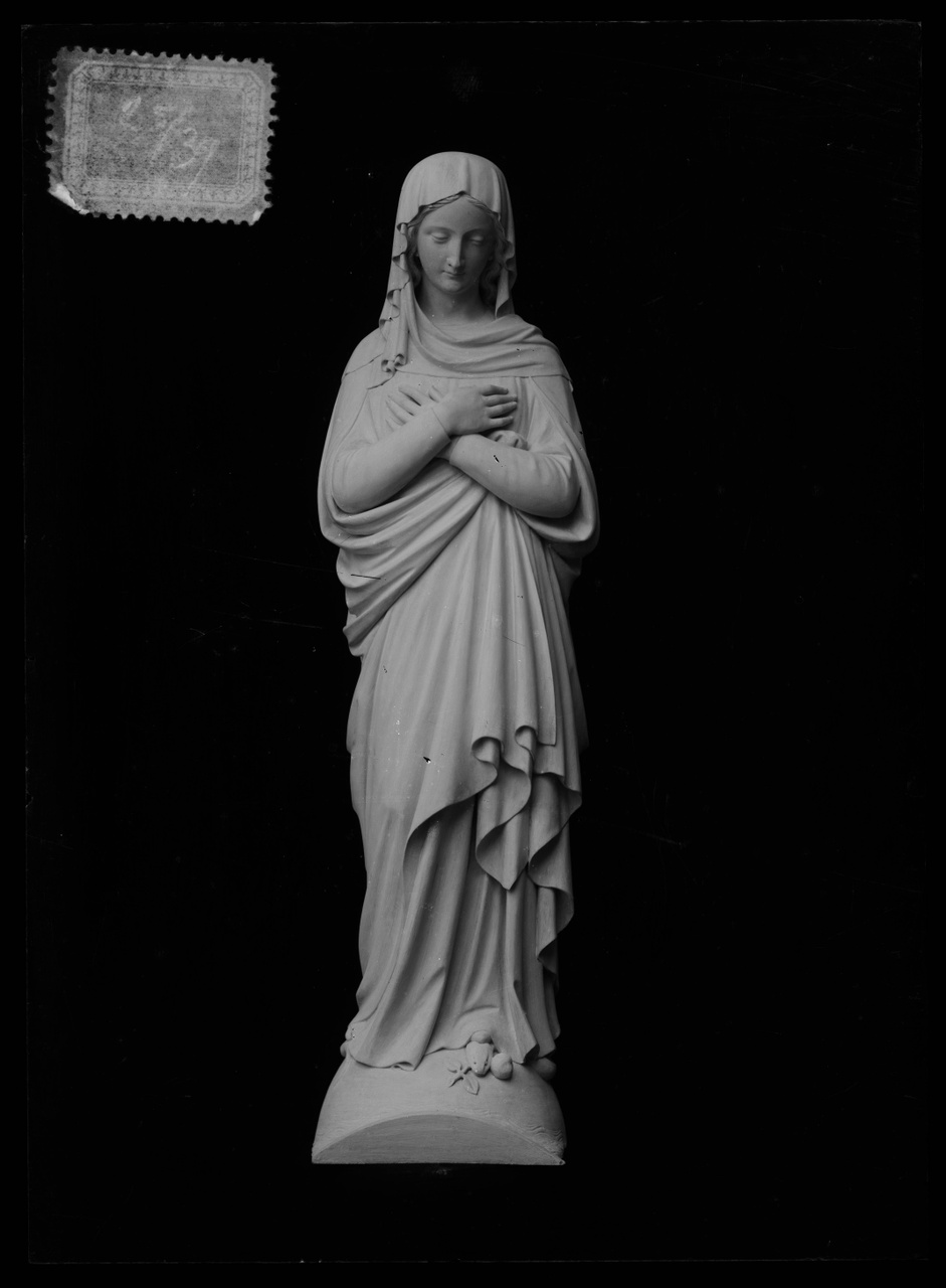Glasnegatief van foto van producten uit de Cuypers' Kunstwerkplaatsen: "Foto van een beeld van een vrouwelijke heilige".