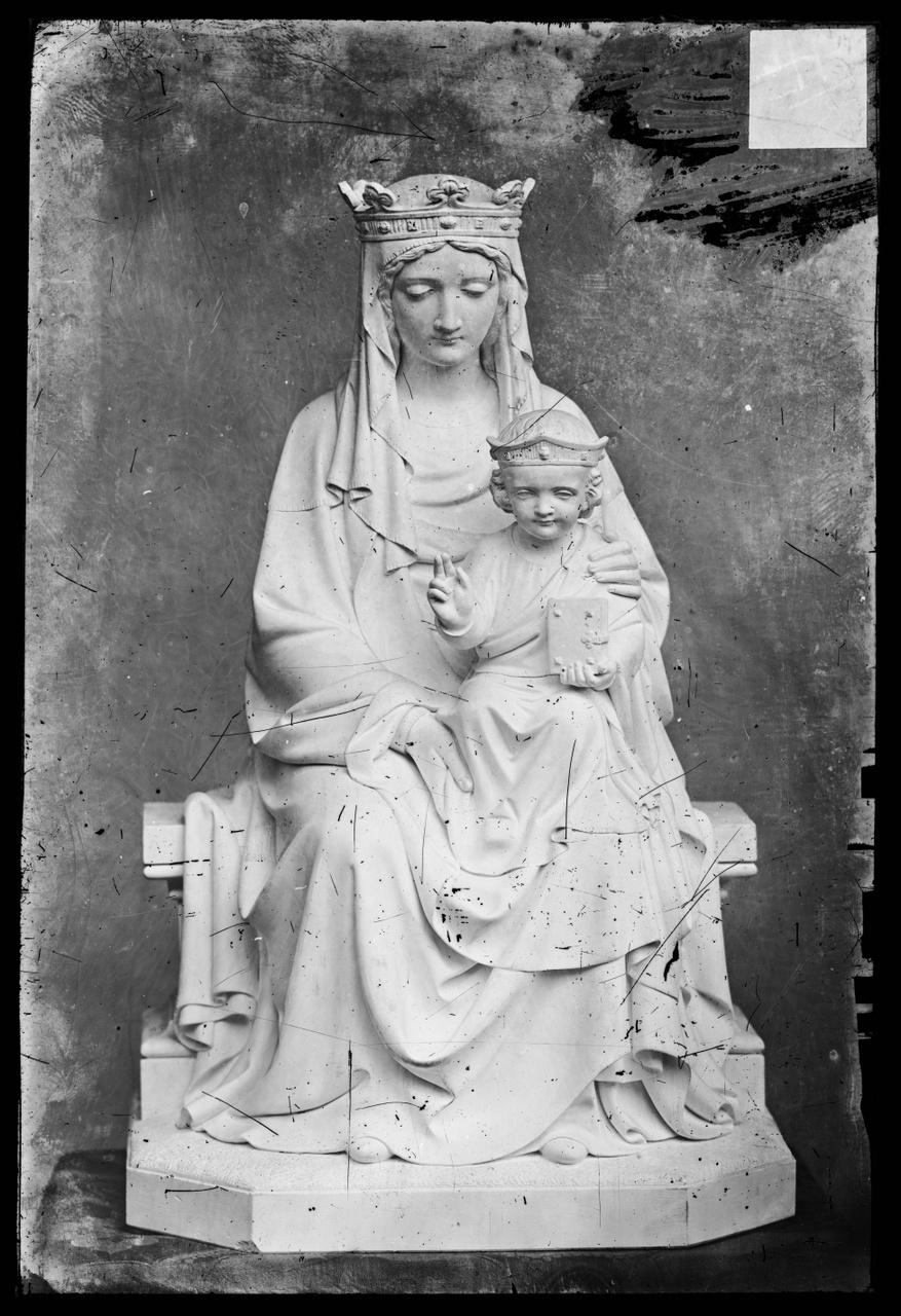 Glasnegatief van foto van producten uit de Cuypers' Kunstwerkplaatsen: "Foto van beeld Maria met Kind".