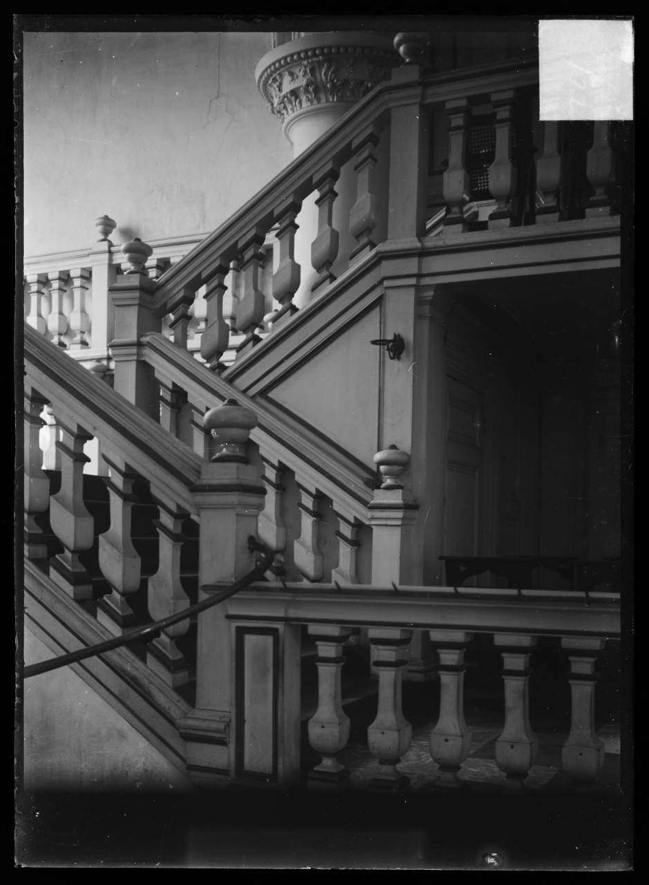 Glasnegatief van foto van producten uit de Cuypers' Kunstwerkplaatsen: "Foto van een trappenhuis met bordes".