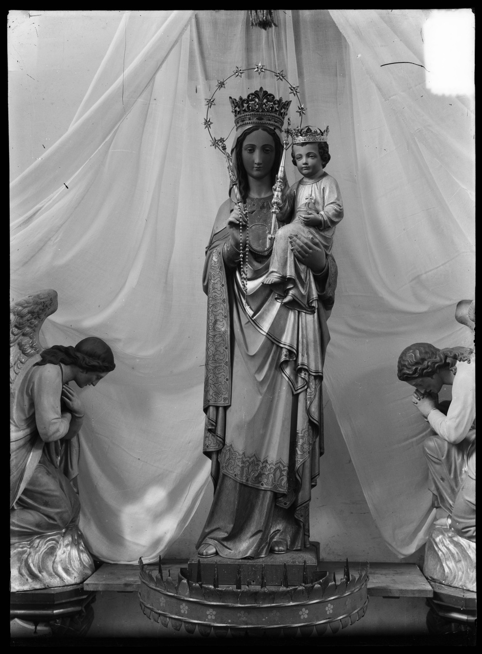 Glasnegatief van foto van producten uit de Cuypers' Kunstwerkplaatsen: "Foto van gekroond Mariabeeld met Christuskind met staf en wereldbol".