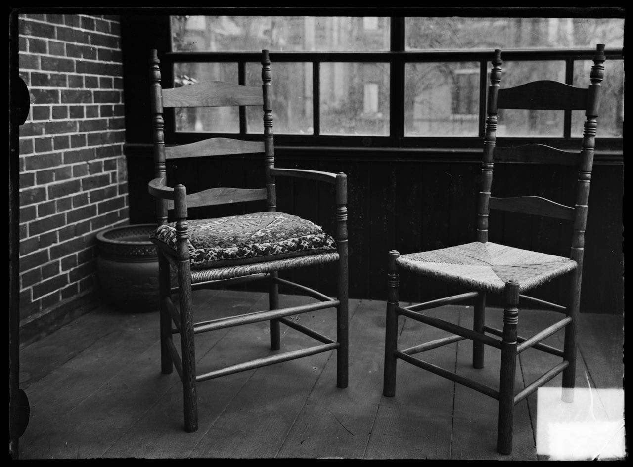 Glasnegatief van foto van producten uit de Cuypers' Kunstwerkplaatsen: "Foto van twee stoelen en een vaas".