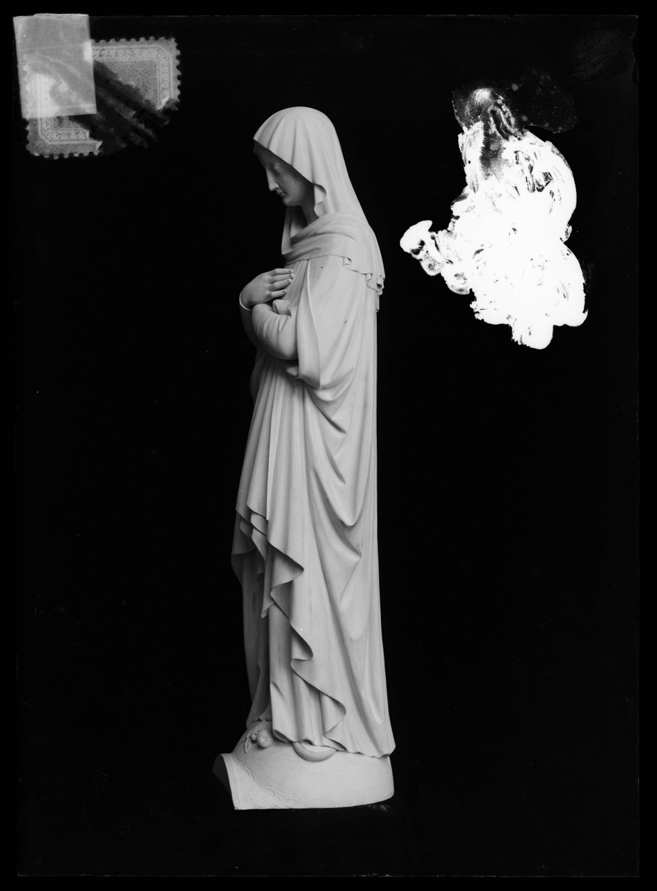 Glasnegatief van foto van producten uit de Cuypers' Kunstwerkplaatsen: "Foto van een beeld van en vrouwelijke heilige".