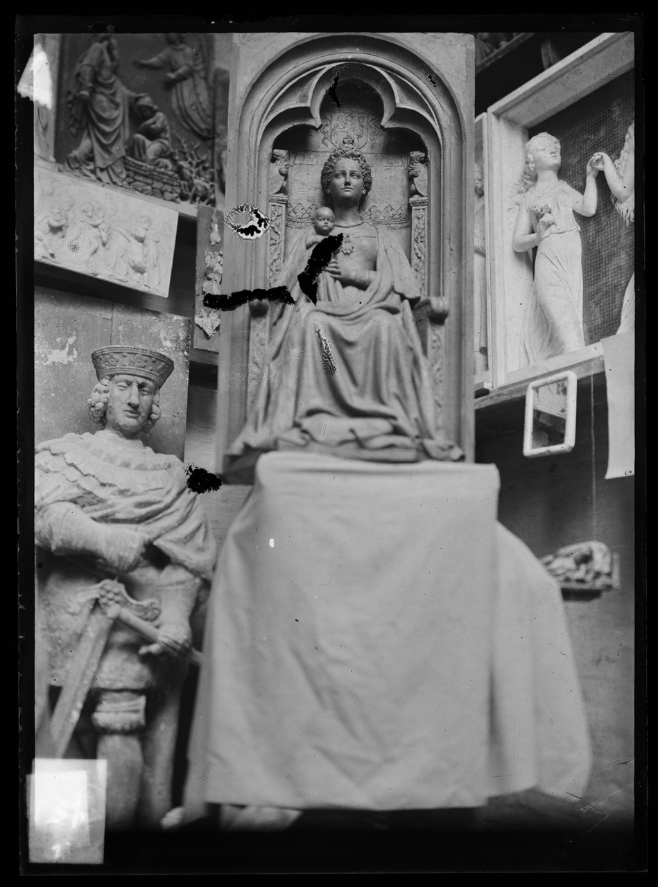 Glasnegatief van foto van producten uit de Cuypers' Kunstwerkplaatsen: "Foto van een beeld van een zittende Maria met Kind in een nis".