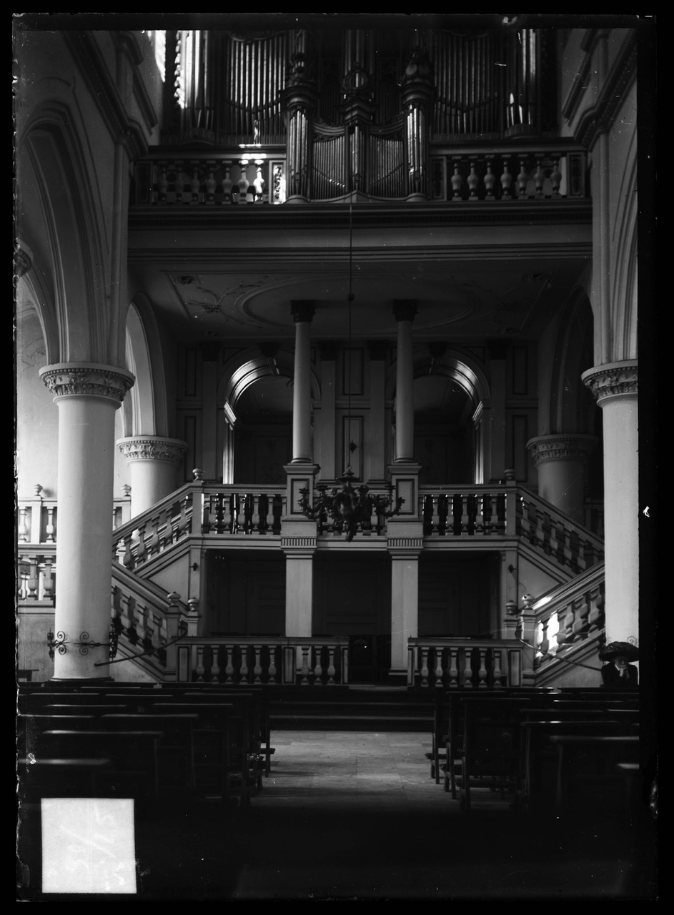 Glasnegatief van foto van producten uit de Cuypers' Kunstwerkplaatsen: "Foto van kerkinterieur met trapgalerij en orgelverdieping (Abdijkerk Thorn)".