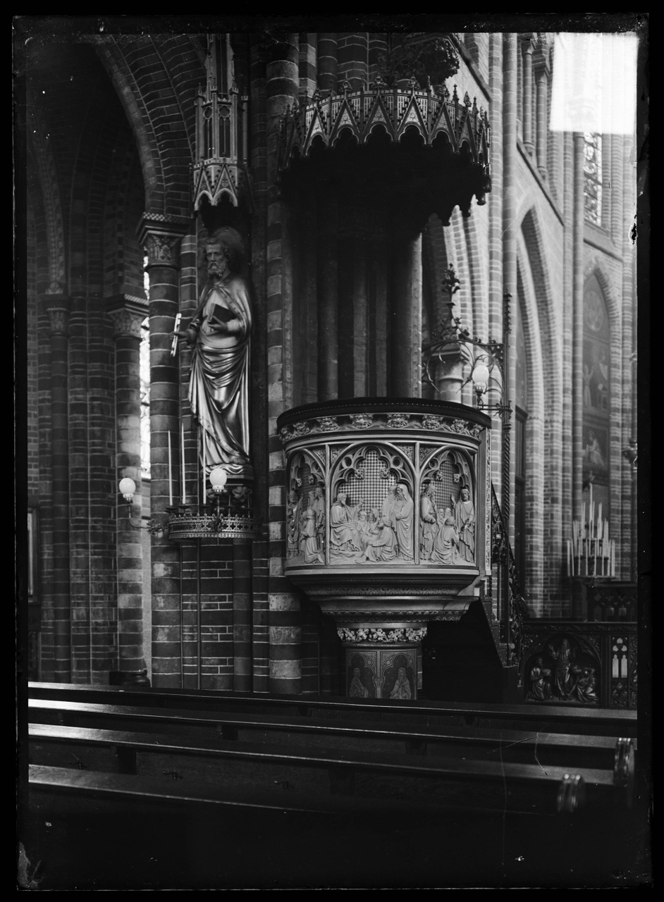 Glasnegatief van foto van producten uit de Cuypers' Kunstwerkplaatsen: "Foto van een kerkinterieur met neogotische preekstoel".
