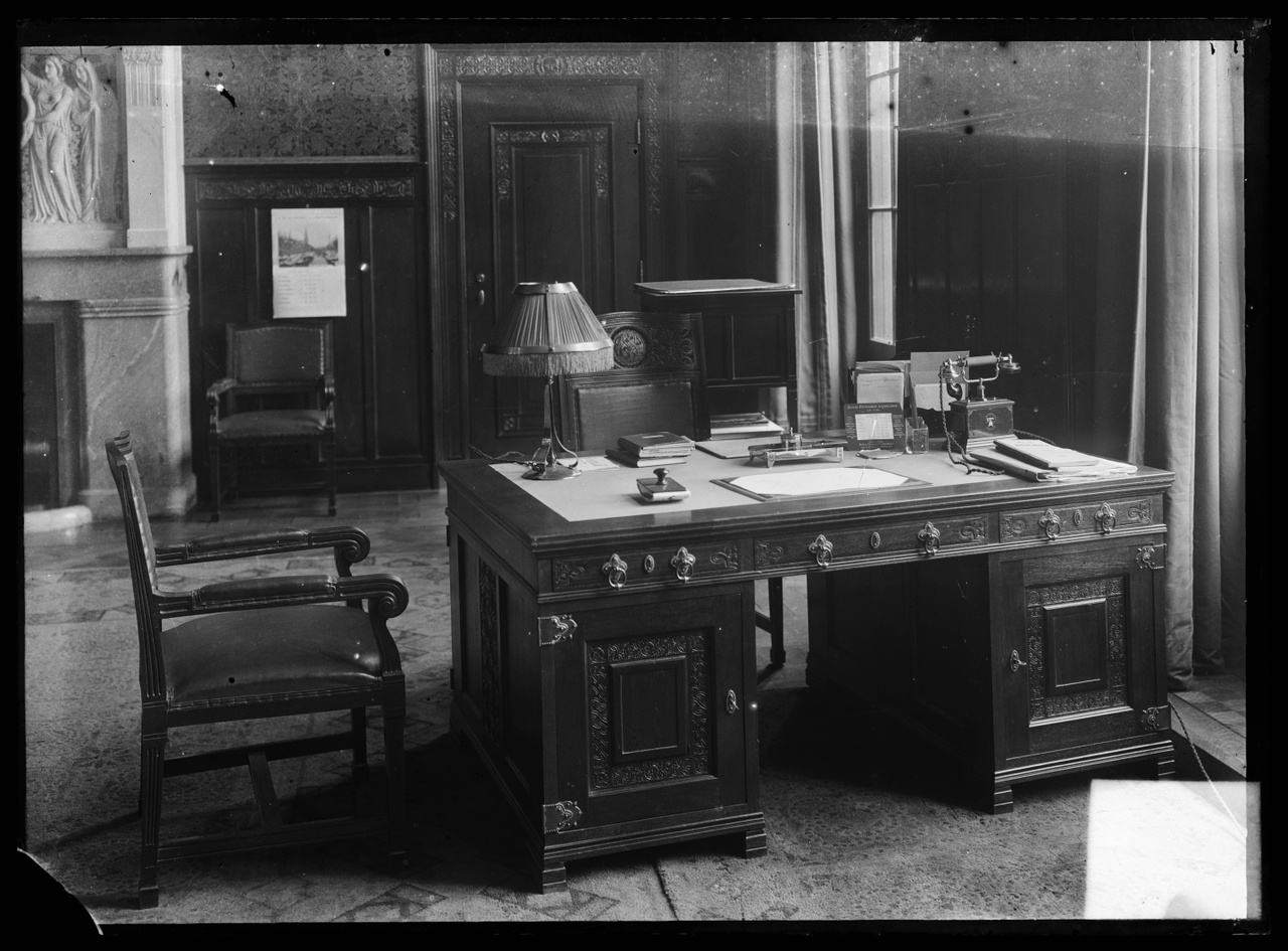 Glasnegatief van foto van producten uit de Cuypers' Kunstwerkplaatsen: "Foto van een kamer met centraal een klassiek bureau".