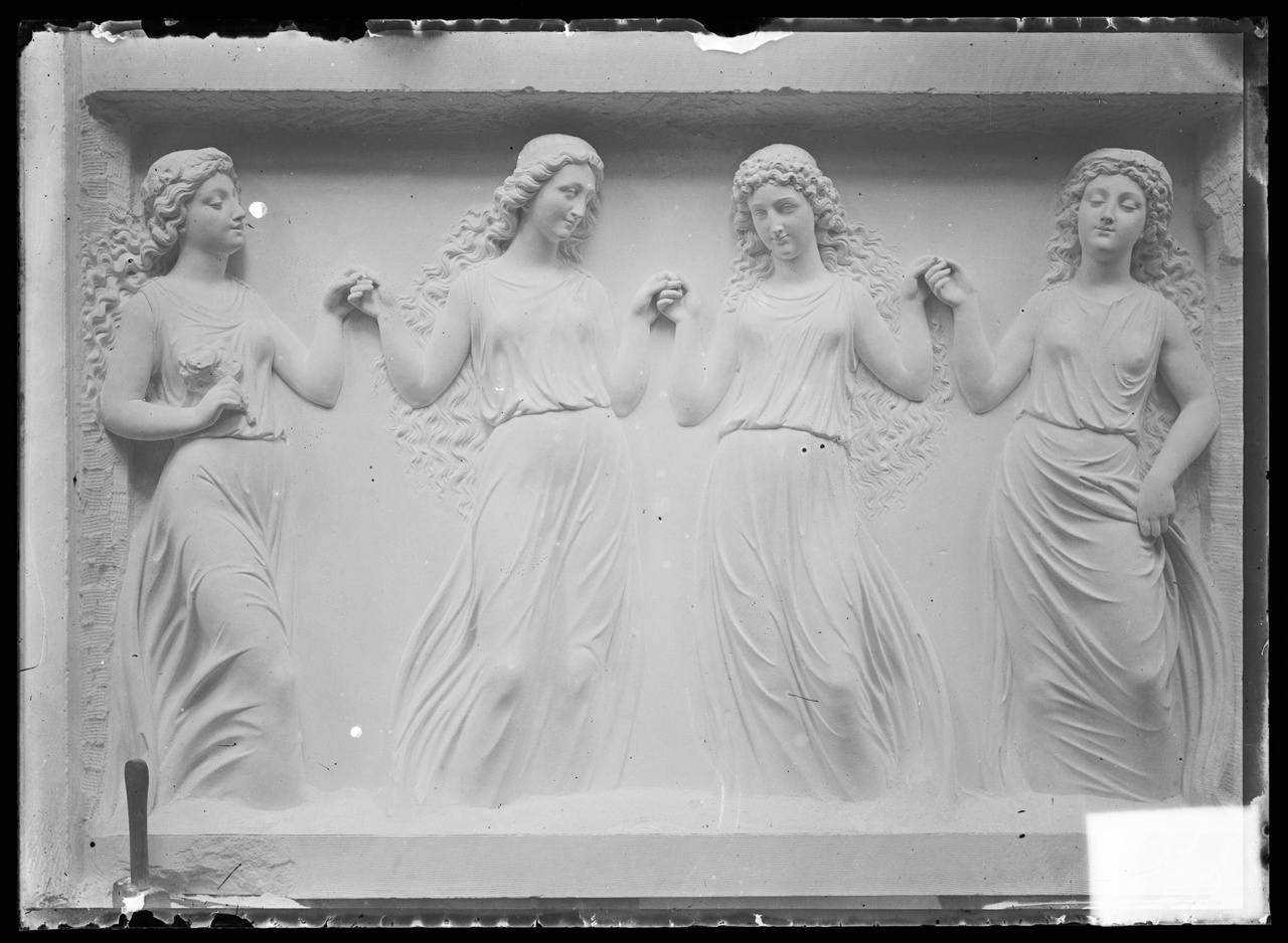Glasnegatief van foto van producten uit de Cuypers' Kunstwerkplaatsen: "Foto van een reliëf met de vier gratieën".