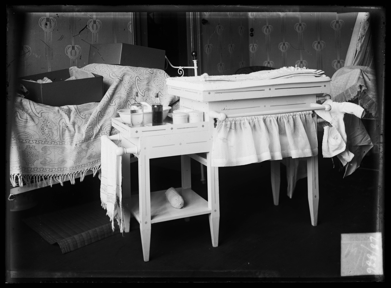Glasnegatief van foto van producten uit de Cuypers' Kunstwerkplaatsen: "Foto van het interieur van een babykamer(?)".