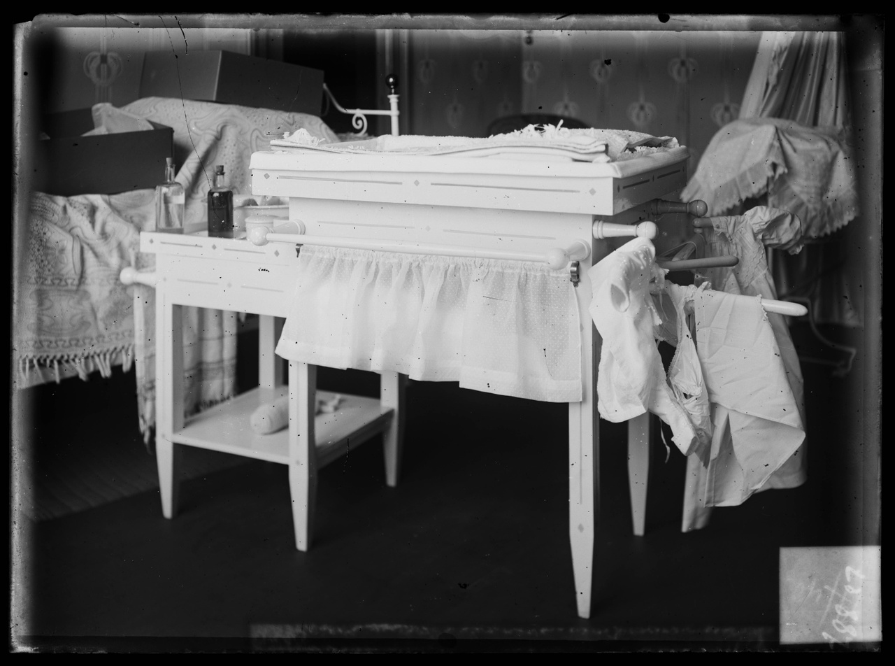 Glasnegatief van foto van producten uit de Cuypers' Kunstwerkplaatsen: "Foto van het interieur van een babykamer(?)".