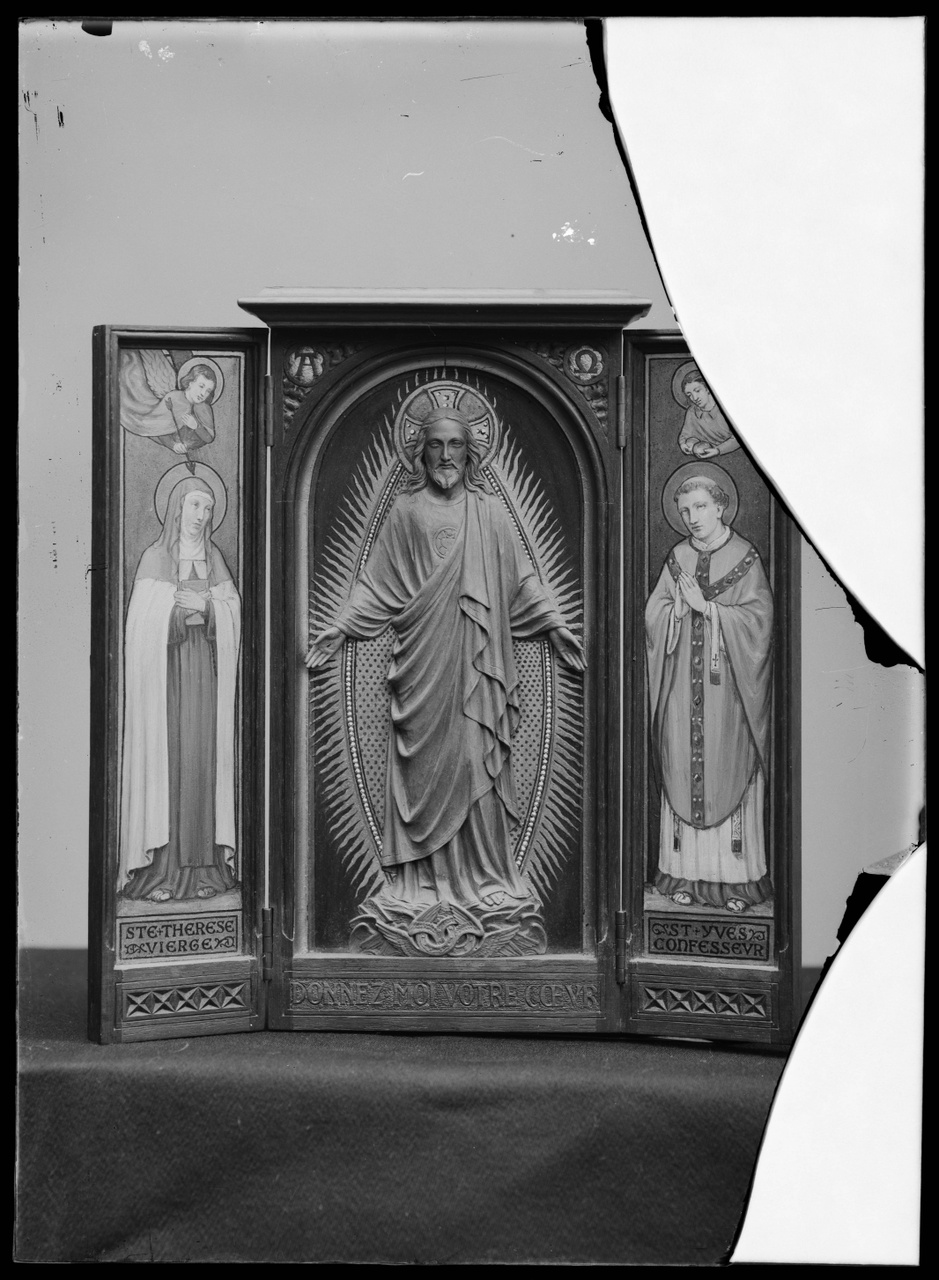 Glasnegatief van foto van producten uit de Cuypers' Kunstwerkplaatsen: "Foto van een drieluik van drie panelen met de H. Theresia, Christus met het H. Hart en St. Yves".