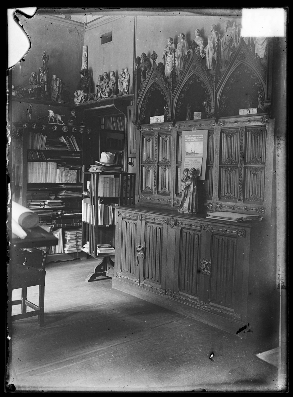 Glasnegatief van foto van producten uit de Cuypers' Kunstwerkplaatsen: "Foto van een interieur uit 1908".