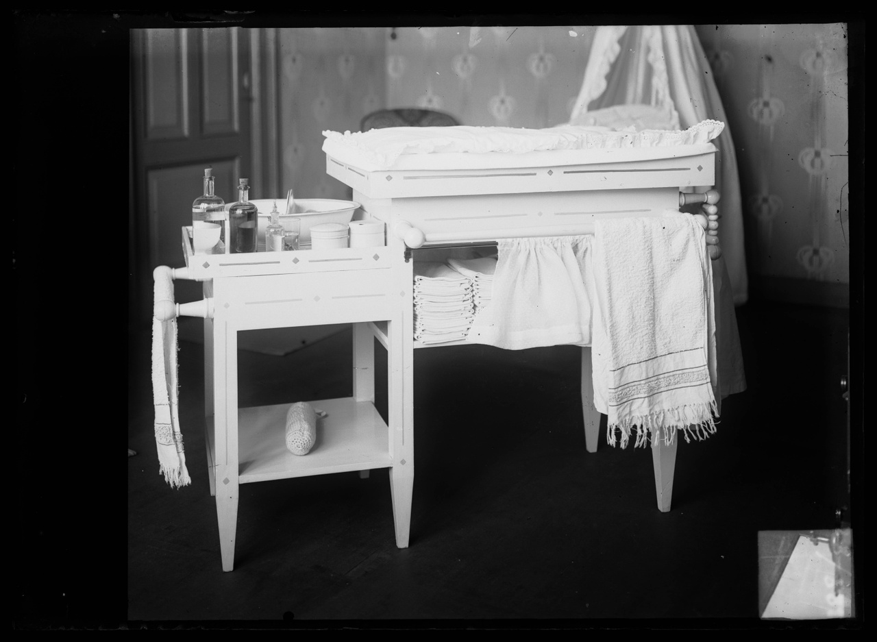 Glasnegatief van foto van producten uit de Cuypers' Kunstwerkplaatsen: "Foto van het interieur van een babykamer".