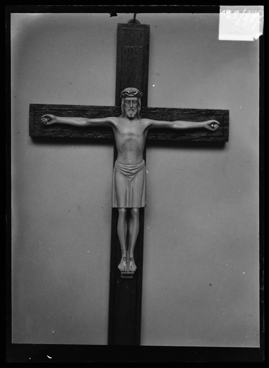 Glasnegatief van foto van producten uit de Cuypers' Kunstwerkplaatsen: "Foto van kruisbeeld met corpus".