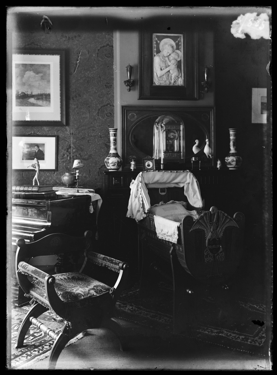 Glasnegatief van foto van producten uit de Cuypers' Kunstwerkplaatsen: "Foto van een huiskamerinterieur".