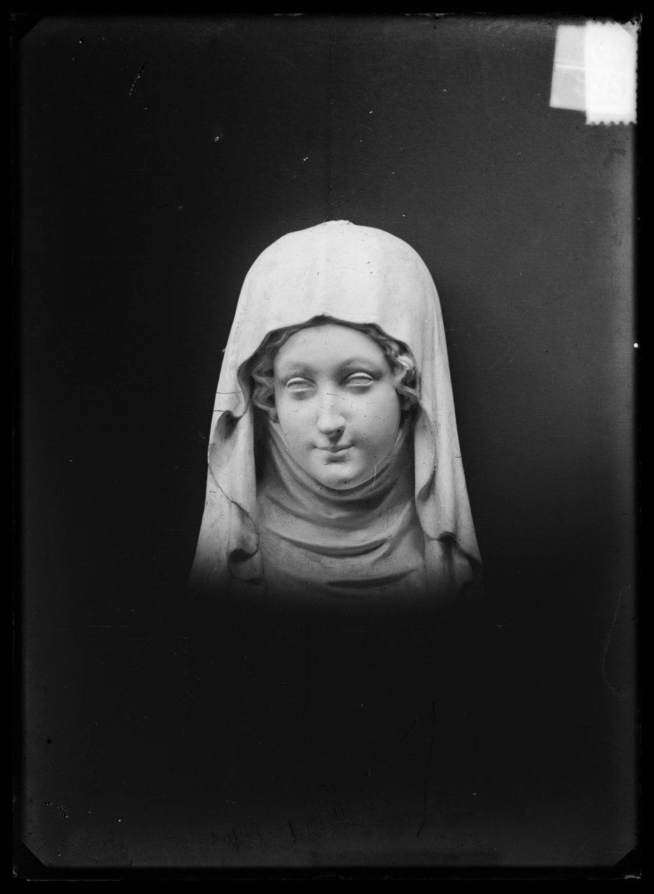Glasnegatief van foto van producten uit de Cuypers' Kunstwerkplaatsen: "Foto van een beeld van een vrouwenhoofd".