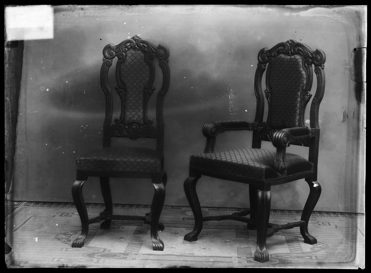 Glasnegatief van foto van producten uit de Cuypers' Kunstwerkplaatsen: "Foto van twee stoelen met gebogen poten".