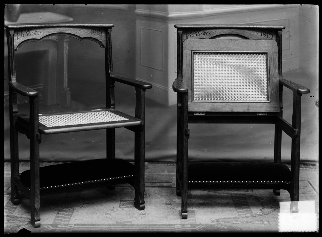 Glasnegatief van foto van producten uit de Cuypers' Kunstwerkplaatsen: "Foto van twee lage bidstoelen".
