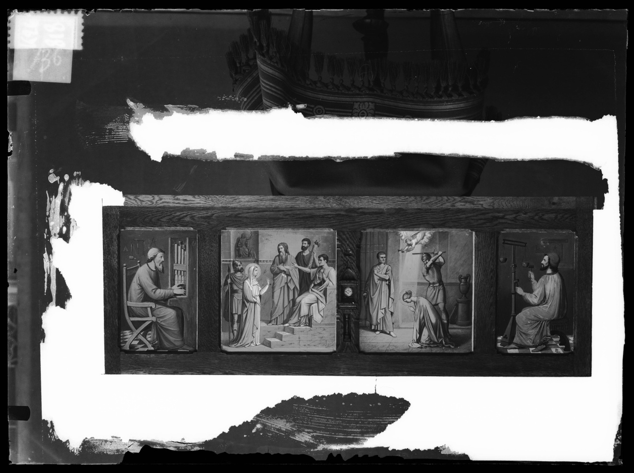 Glasnegatief van foto van producten uit de Cuypers' Kunstwerkplaatsen: "Foto van een wand met vier panelen met geschilderde voorstellingen".