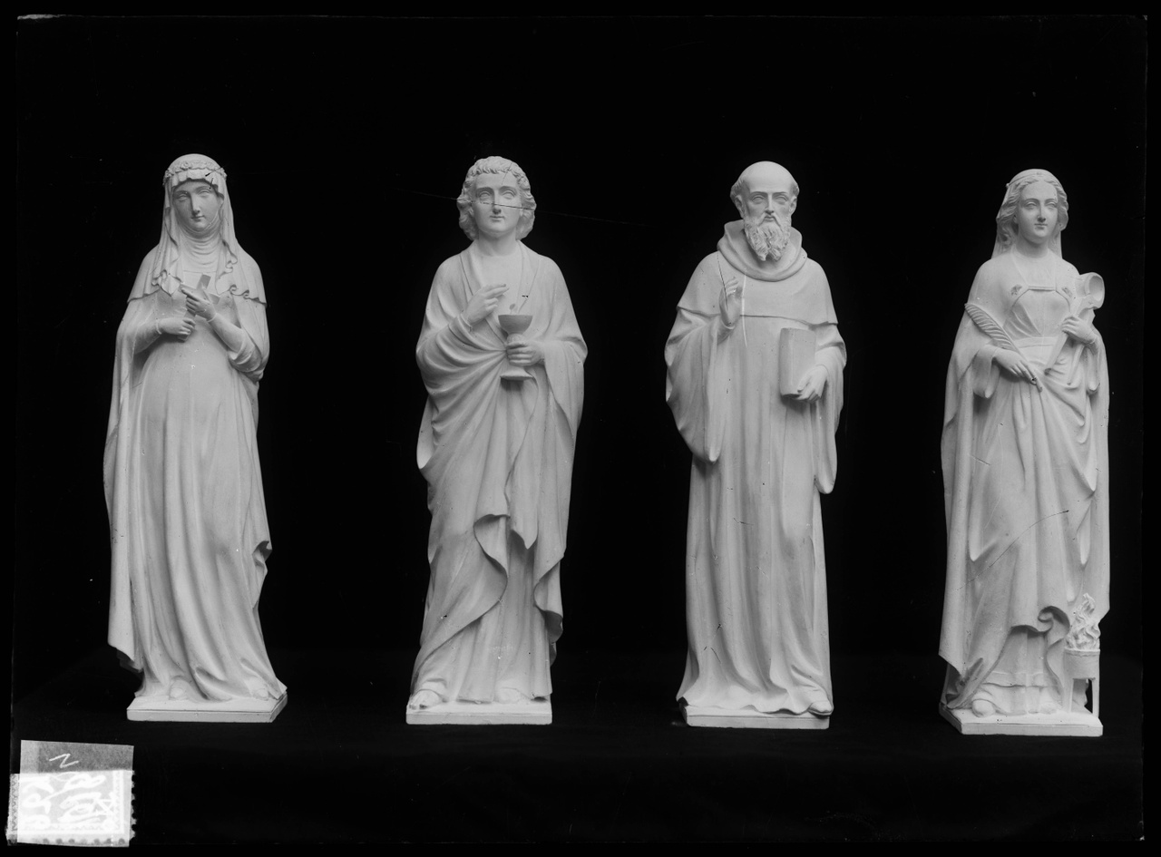 Glasnegatief van foto van producten uit de Cuypers' Kunstwerkplaatsen: "Foto van vier heiligenbeelden".