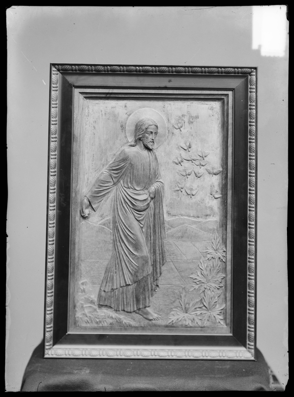 Glasnegatief van foto van producten uit de Cuypers' Kunstwerkplaatsen: "Foto van een ingelijst reliëf met daarop een zaaiende Christus".