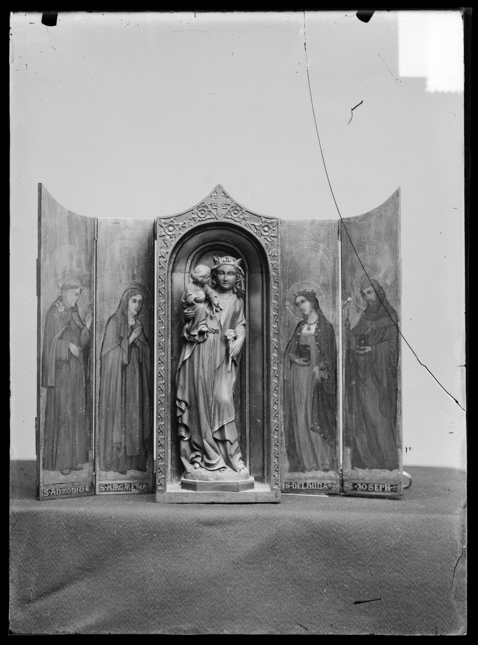 Glasnegatief van foto van producten uit de Cuypers' Kunstwerkplaatsen: "Foto van een nis met Maria en Kind met daarnaast vier panelen met afbeeldingen van heiligen".