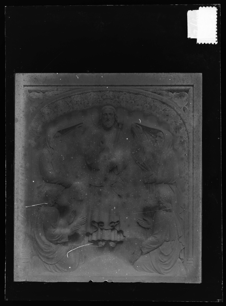 Glasnegatief van foto van producten uit de Cuypers' Kunstwerkplaatsen: "Foto van een tablet met daarop Christus".