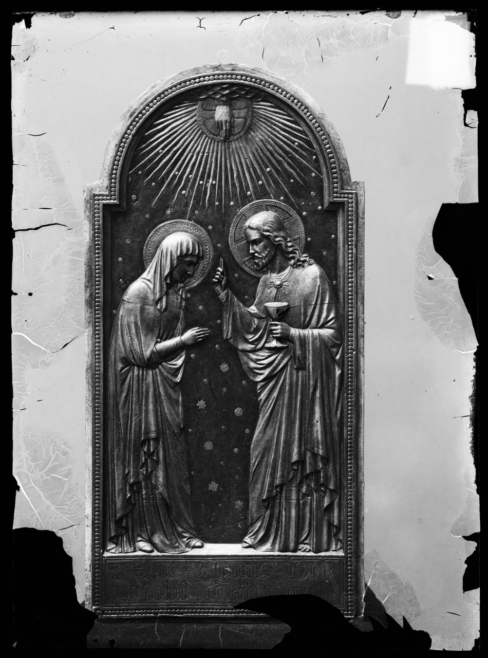 Glasnegatief van foto van producten uit de Cuypers' Kunstwerkplaatsen: "Foto van een paneel met daarop een voorstelling waarin Christus de hostie overhandigt aan een vrouw".