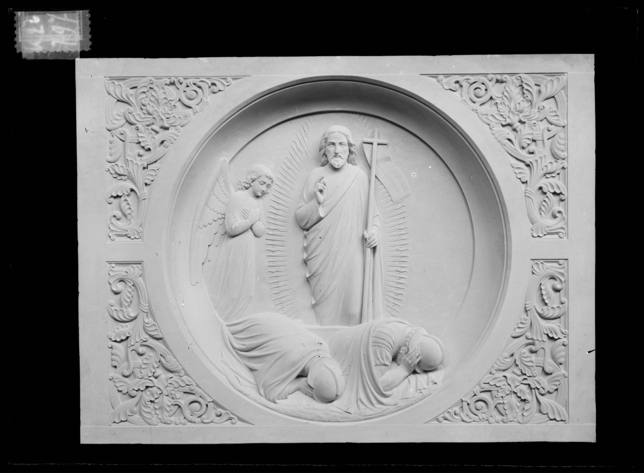Glasnegatief van foto van producten uit de Cuypers' Kunstwerkplaatsen: "Foto van een paneel met daarop en afbeelding van een triomferende Christus met verslagen soldaten".