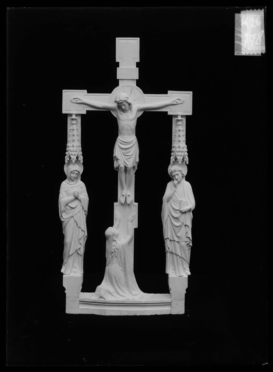 Glasnegatief van foto van producten uit de Cuypers' Kunstwerkplaatsen: "Foto van een gipsen voorstelling van de kruisiging van Christus".