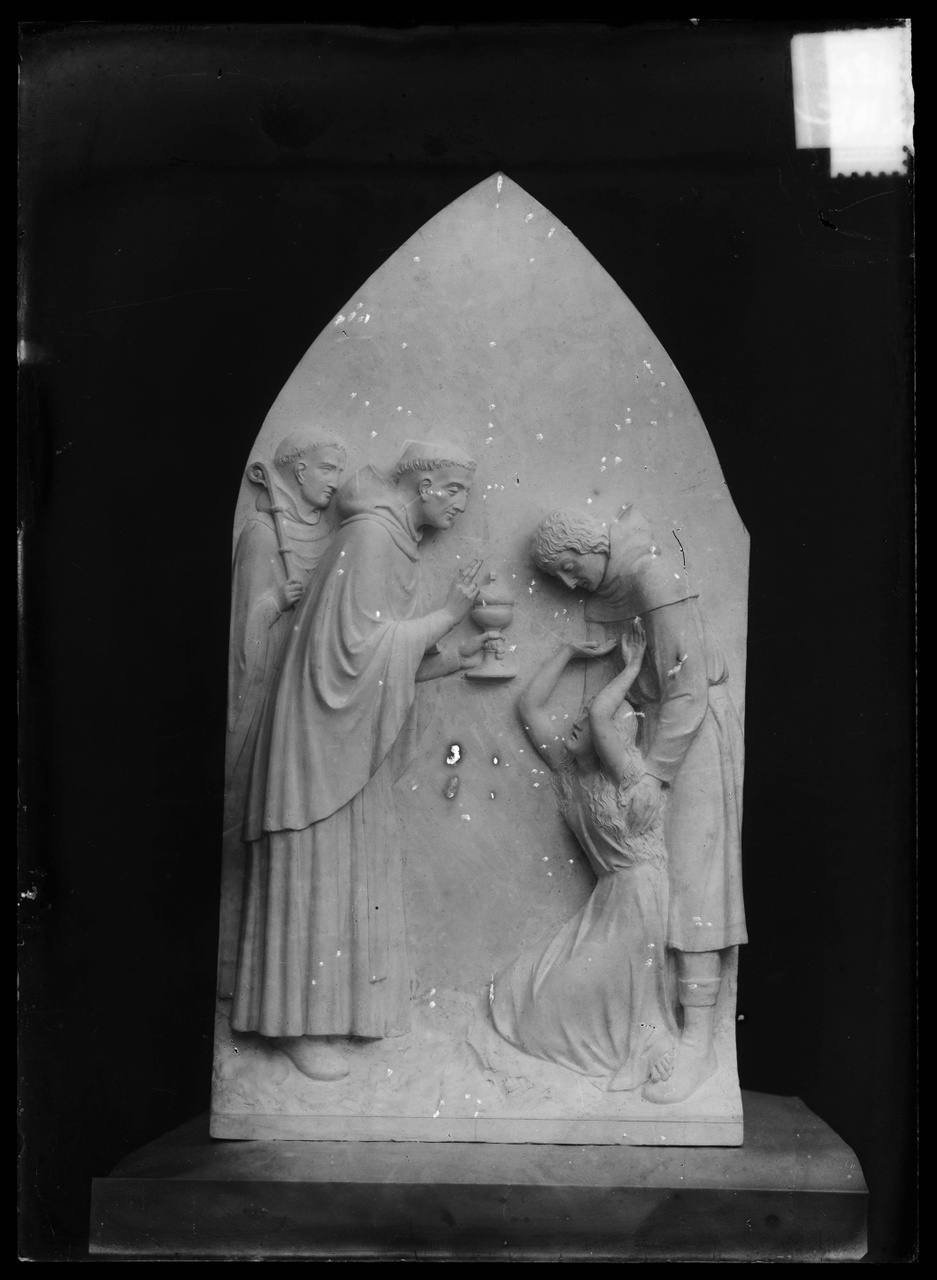 Glasnegatief van foto van producten uit de Cuypers' Kunstwerkplaatsen: "Foto van een paneeltje met daarop een voorstelling van drie monniken en een knielende vrouw".