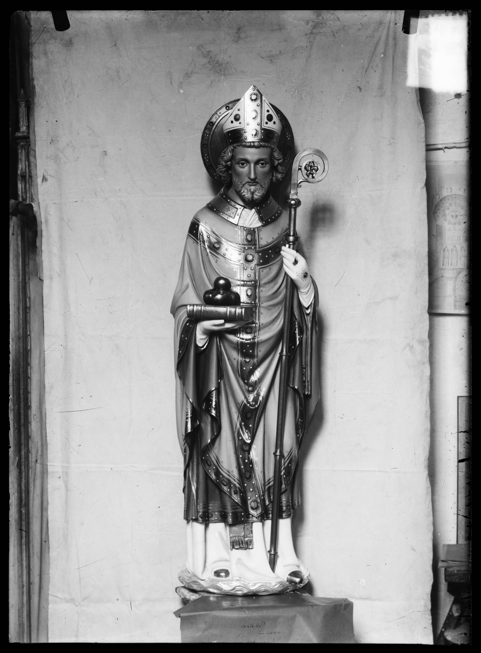Glasnegatief van foto van producten uit de Cuypers' Kunstwerkplaatsen: "Foto van een beeld van een heilge bisschop".