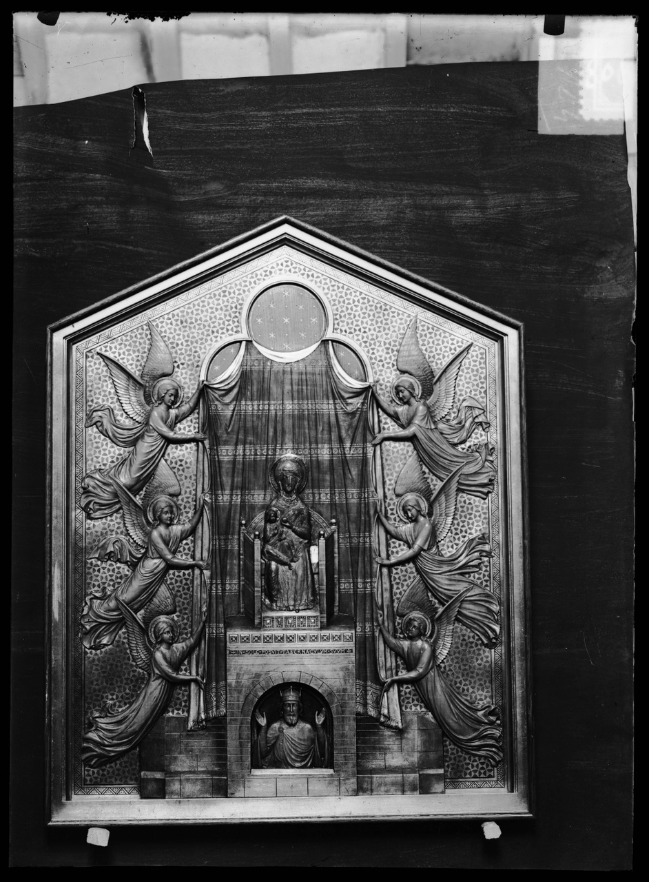 Glasnegatief van foto van producten uit de Cuypers' Kunstwerkplaatsen: "Foto van een paneel met daarop de afbeelding van een Maria met Kind op een troon".