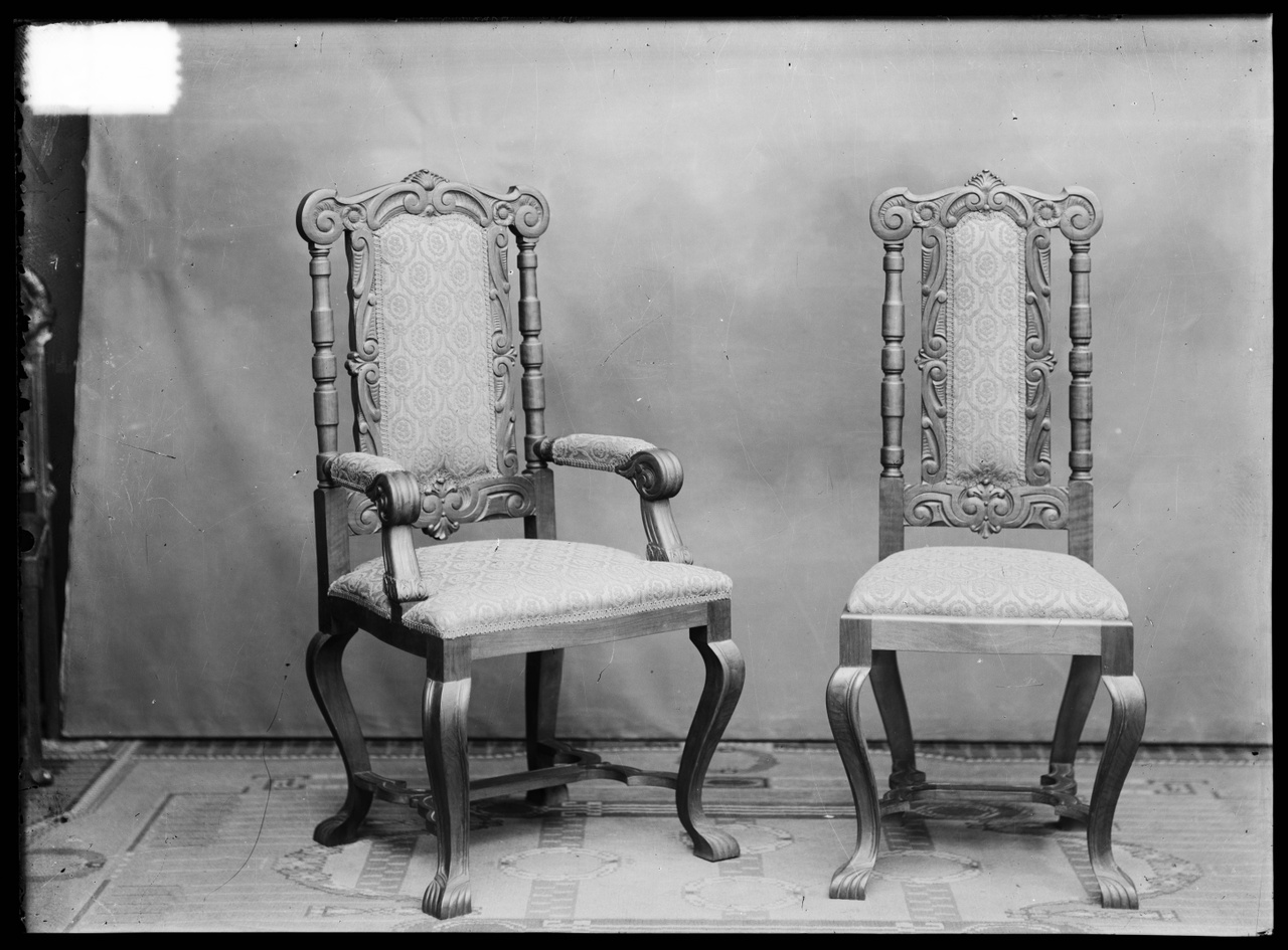 Glasnegatief van foto van producten uit de Cuypers' Kunstwerkplaatsen: "Foto van twee stoel met gebogen poten".