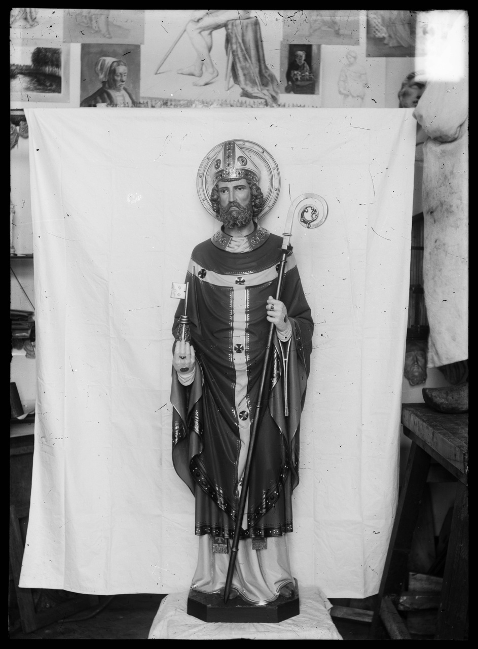 Glasnegatief van foto van producten uit de Cuypers' Kunstwerkplaatsen: "Foto van een beeld van een heilige bisschop".