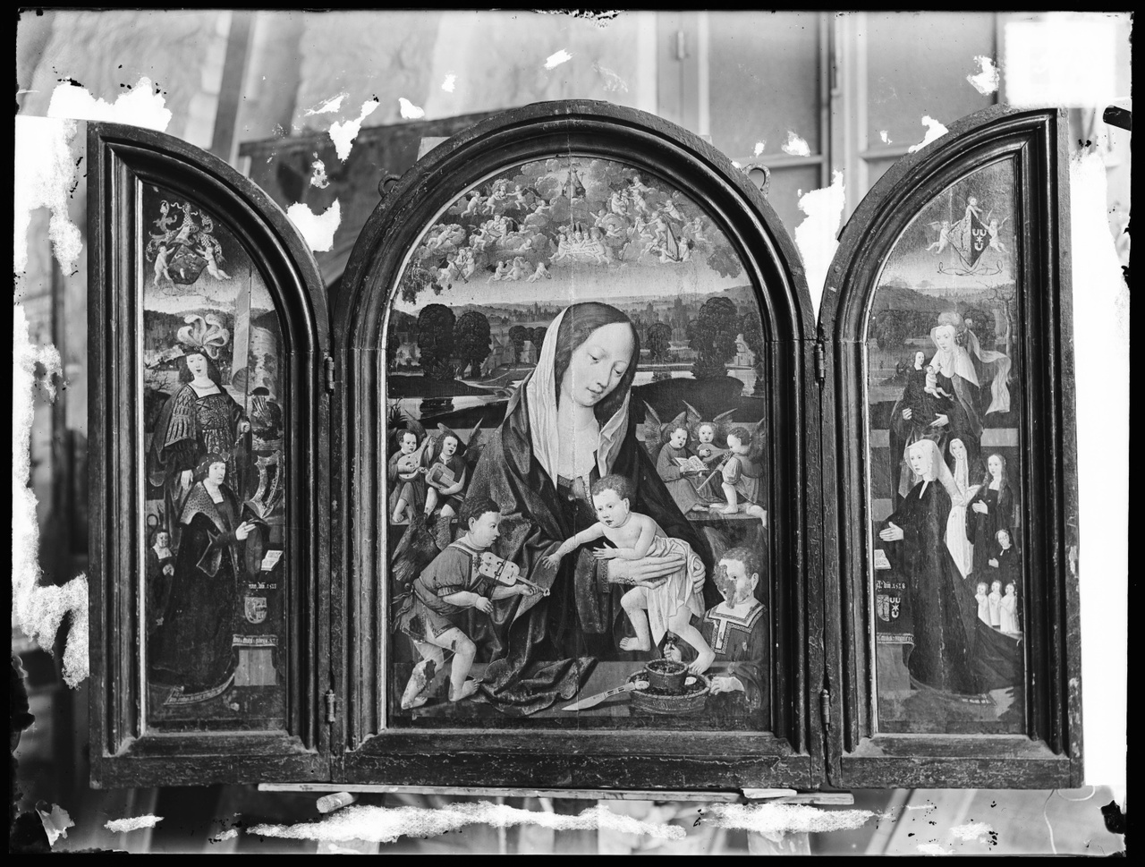 Glasnegatief van een foto van een houten drieluik met Maria met kind in Cuypers' kunstwerkplaatsen.