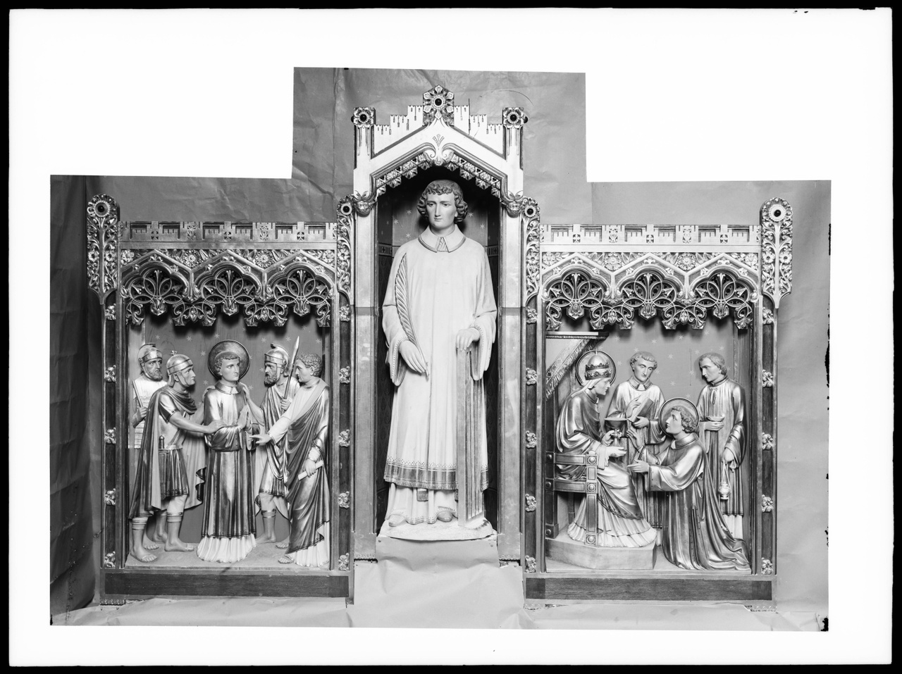 Glasnegatief van foto van producten uit de Cuypers' Kunstwerkplaatsen: "Foto van een drieluik gewijd aan de Heilige Laurentius".