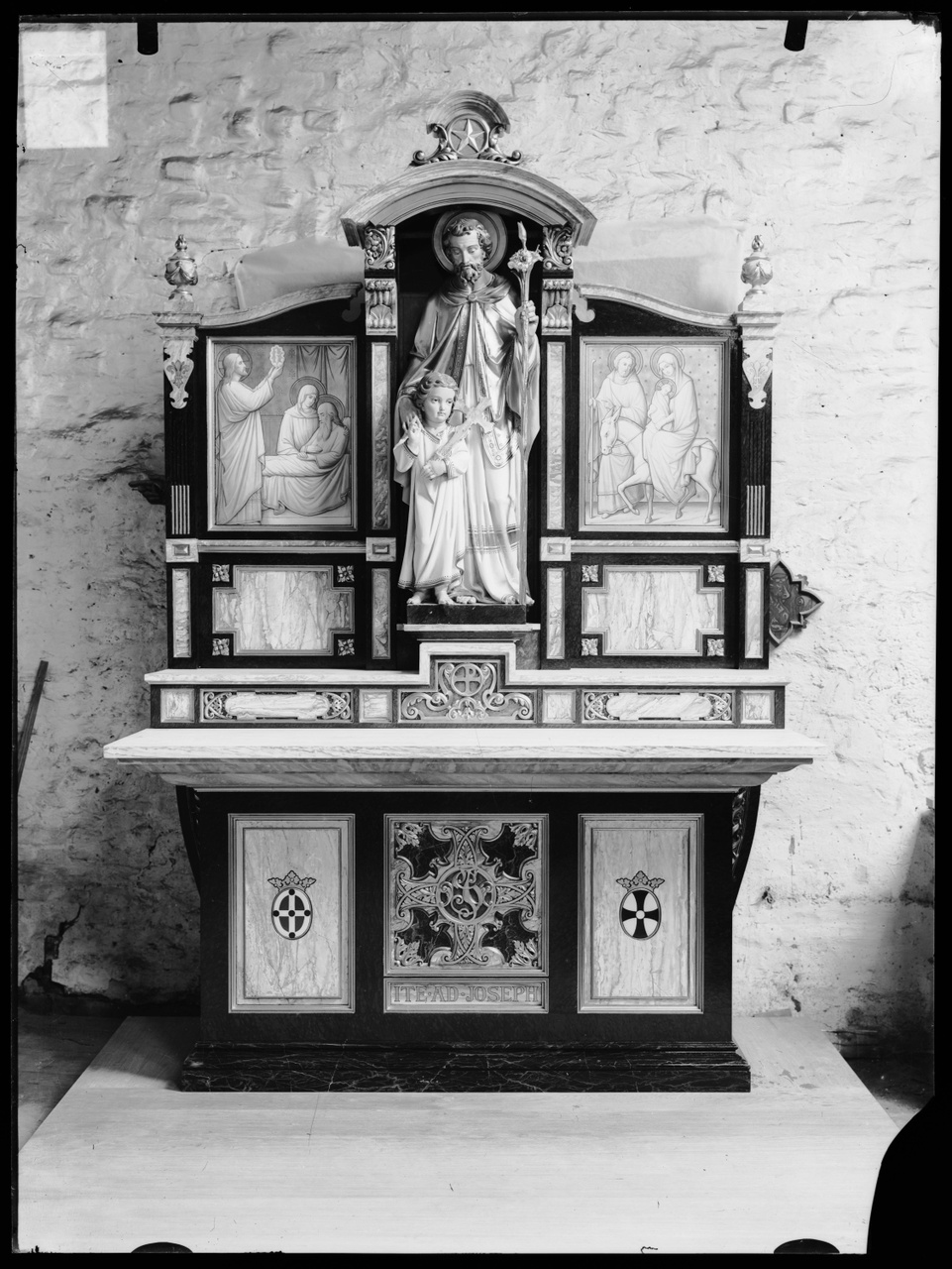 Glasnegatief van foto van producten uit de Cuypers' Kunstwerkplaatsen: "Foto van een altaartafel met daarop een drieluik gewijd aan de Heilige Jozef".