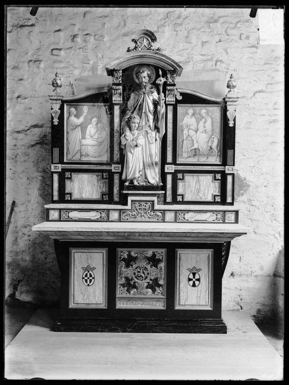 Glasnegatief van foto van producten uit de Cuypers' Kunstwerkplaatsen: "Foto van een altaartafel met daarop een drieluik gewijd aan de Heilige Jozef".