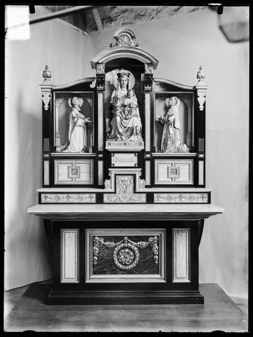 Glasnegatief van foto van producten uit de Cuypers' Kunstwerkplaatsen: "Foto van een altaartafelmet daarop een drieluik gewijd aan de Heilige Maria ".
