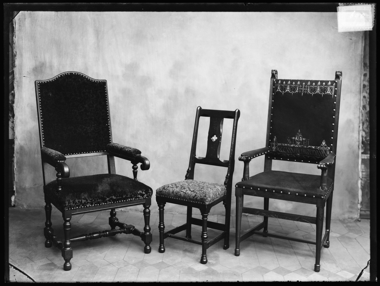 Glasnegatief van foto van producten uit de Cuypers' Kunstwerkplaatsen: "Foto van drie stoelen, waarvan een als verjaardagscadeau voor Pierre Cuypers heeft gediend".