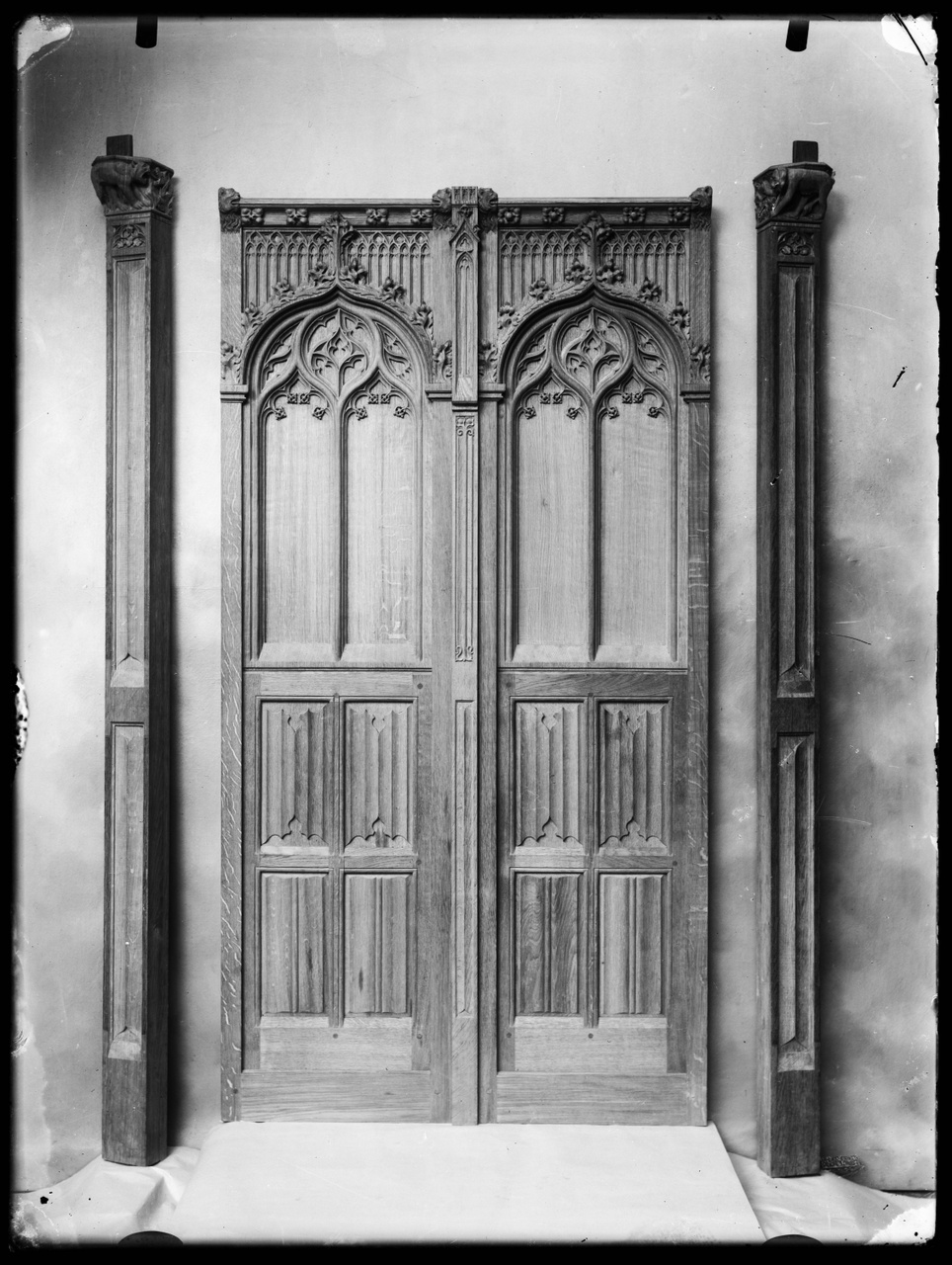 Glasnegatief van foto van producten uit de Cuypers' Kunstwerkplaatsen: "Foto van twee (kast)deuren en twee houten omlijstingen".