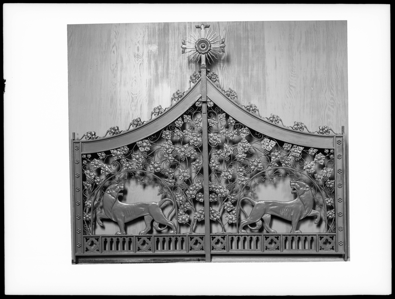 Glasnegatief van foto van producten uit de Cuypers' Kunstwerkplaatsen: "Foto van twee metalen panelen die mogelijk het bovendeel van een kast vormden.".