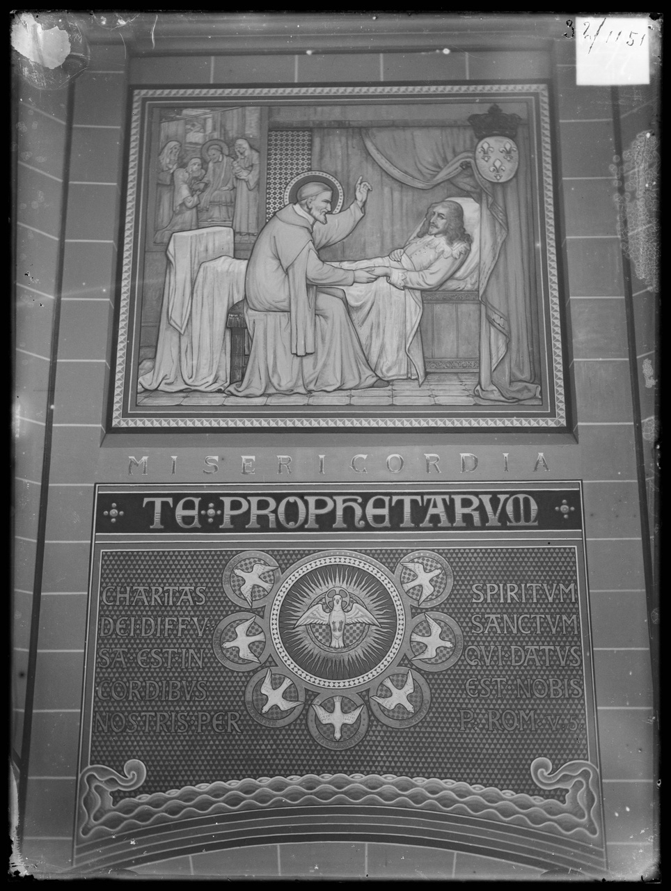 Glasnegatief van foto van producten uit de Cuypers' Kunstwerkplaatsen: "Foto van tableau in een tegelwand met daarop een priester en een zieke".
