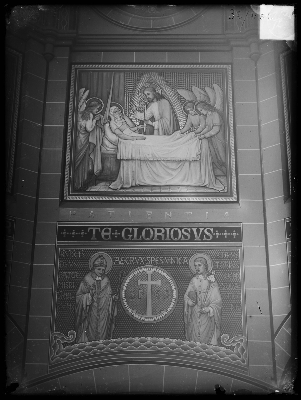 Glasnegatief van foto van producten uit de Cuypers' Kunstwerkplaatsen: "Foto van een tableau ineen tegelwand met daarop de afbeelding van een stervende vrouw die door Christus en enkele engelen begeleid wordt.".