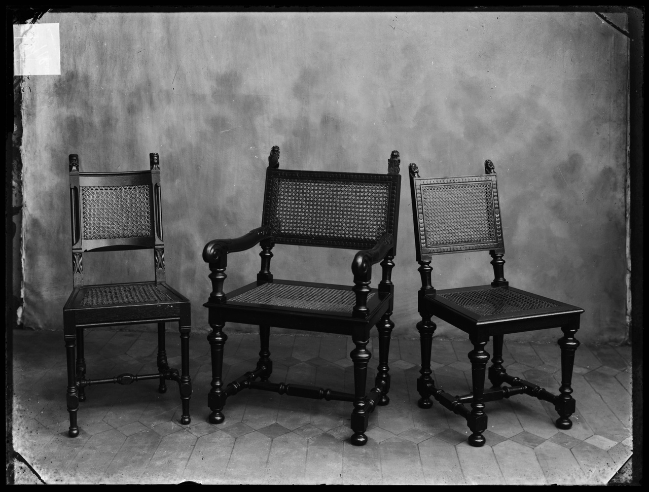 Glasnegatief van foto van producten uit de Cuypers' Kunstwerkplaatsen: "Foto van drie stoelen".