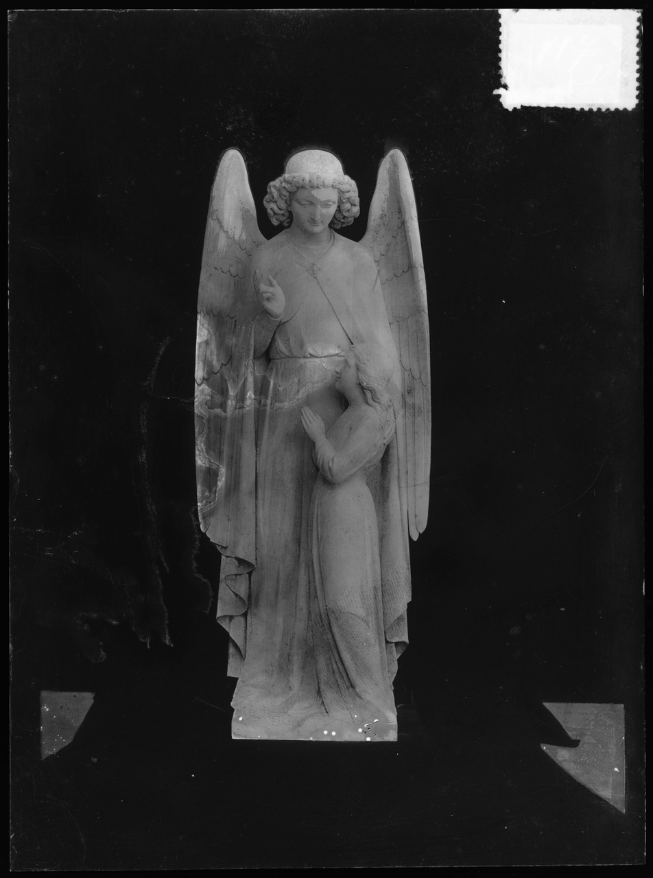 Glasnegatief van foto van producten uit de Cuypers' Kunstwerkplaatsen: "Foto van een beeld van een meisje met een engel".
