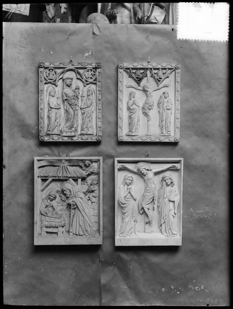 Glasnegatief van foto van producten uit de Cuypers' Kunstwerkplaatsen: "Foto van vier echthoekige paneeltjes van gips of van hout met bijbelse voorstellingen".